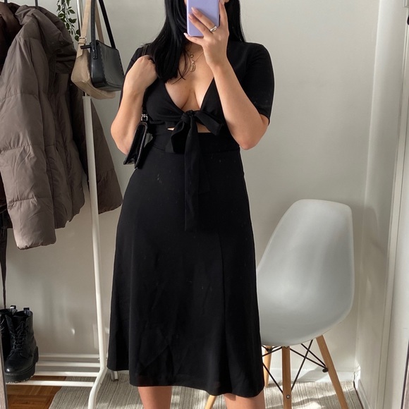 Wilfred Dresses & Skirts - WILFRED Black Cutout Maxi Dress -Size 2